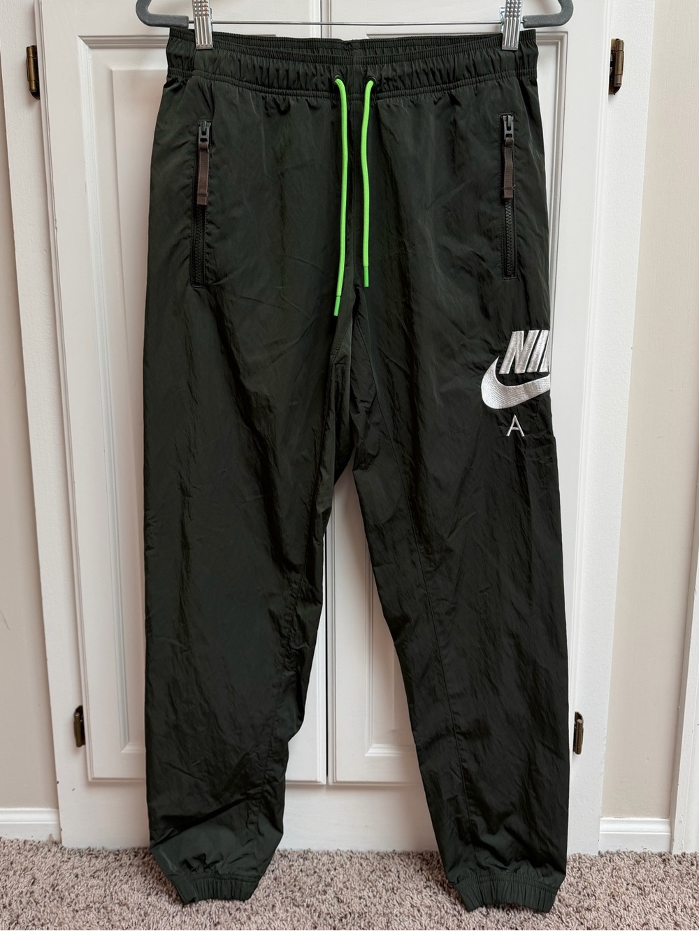 Nike Air Men’s Woven Track Pants in Sequoia Green Size Small